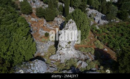 Monolite, villaggio di Anogi, fucilato, rocce, alberi, Isola di Ithaca, Isole IONIE, Grecia Foto Stock