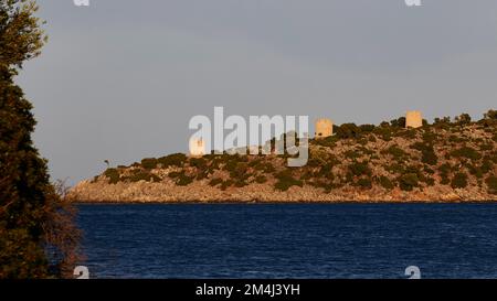 Porto di Kioni, tre mulini a vento senza ali, baia, mare blu, cielo blu quasi nuvoloso, costa orientale, Isola di Ithaca, Isole IONIE, Grecia Foto Stock