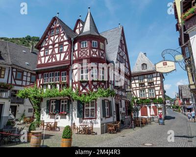 Case a graticcio nel villaggio di Bacharach am Rhein, Gasthaus Altes Haus, Renania-Palatinato, Germania Foto Stock