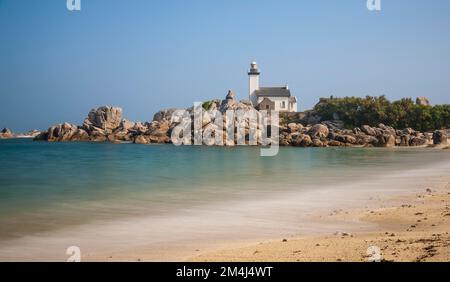 Faro Phare de Pontusval su rocce di granito sulla spiaggia sabbiosa Plage du Phare, Meneham, Kerlouan, Dipartimento Finistere Foto Stock