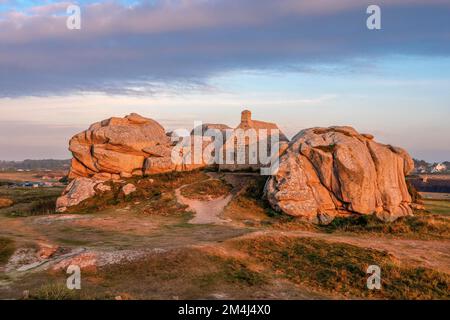 La Casa della Guardia (Corps de Garde) ('Casa doganale') tra due enormi rocce di granito, Site de Meneham, Meneham, Kerlouan, Dipartimento Finistere Foto Stock