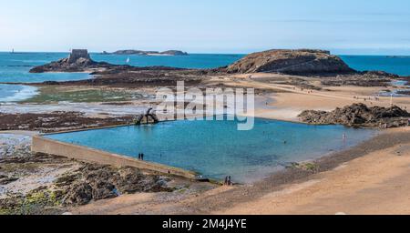 Offshore isole, Grand Be e Petit Be Fort a bassa marea, sullo sfondo la spiaggia Plage de Bon-Secours con piscina, Saint-Malo, Bretagna Foto Stock