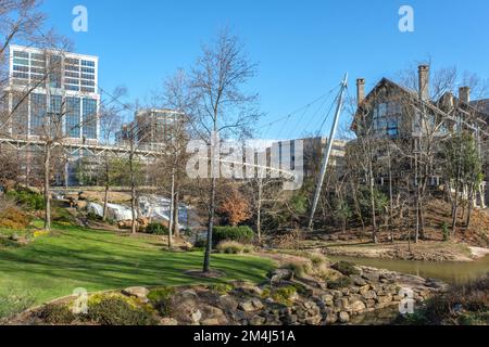 Falls Park sulla vista di Reedy del Liberty Bridge e degli edifici del centro di Greenville, South Carolina Foto Stock