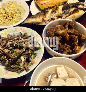 Tavolo da pranzo Coreano con molti tipi di Banchan (contorni), cucina coreana Foto Stock