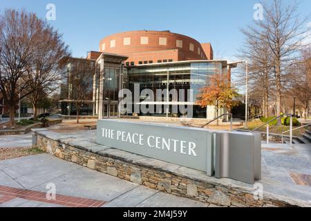 L'insegna del Peace Center di fronte al centro delle arti dello spettacolo nel centro di Greenville, South Carolina. Foto Stock