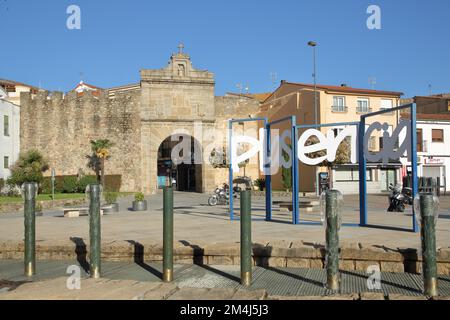 Arco storico Puerta de Sol, muro della città e fontana con iscrizione, Plaza de San Pedro de Alcantara, Plasencia, Estremadura, Spagna Foto Stock