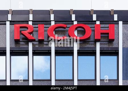 Ricoh, logo sull'edificio, azienda di comunicazione digitale per ufficio, stampanti e fotocamere, Duesseldorf, Nord Reno-Westfalia, Germania Foto Stock