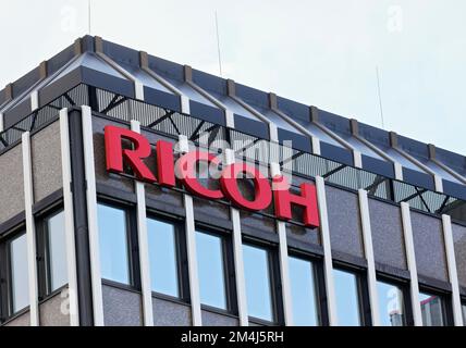 Ricoh, logo sull'edificio, azienda di comunicazione digitale per ufficio, stampanti e fotocamere, Duesseldorf, Nord Reno-Westfalia, Germania Foto Stock