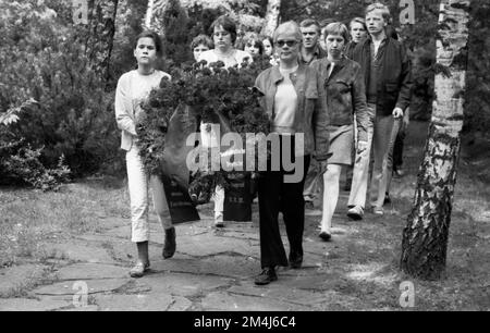 Il tradizionale omaggio ai russi morti, soldati e vittime della dittatura nazista, con l'evento Flowers for Stukenbrock 1970, si è concentrato su Foto Stock