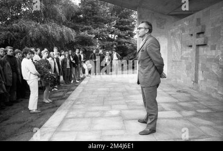 Il tradizionale omaggio ai russi morti, soldati e vittime della dittatura nazista, con l'evento Flowers for Stukenbrock 1970, si è concentrato su Foto Stock