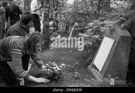 Il tradizionale omaggio ai russi morti, soldati e vittime della dittatura nazista, con l'evento Flowers for Stukenbrock 1970, si è concentrato su Foto Stock