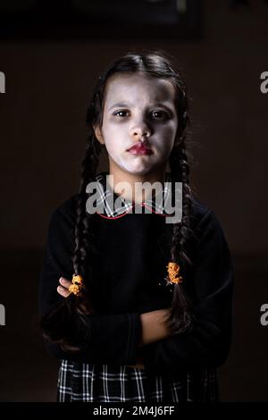 Ritratto di bambina con costume di mercoledì Addams. Mercoledì