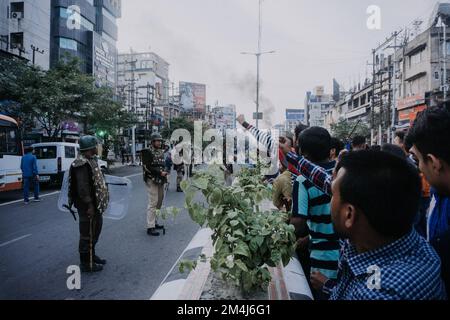 La polizia e la folla per strada a protesta TAXI a Guwahati, Assam, India Foto Stock