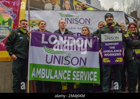 Londra, Regno Unito. 21st dicembre 2022. I lavoratori delle ambulanze al picket Unison fuori dalla sede centrale del London Ambulance Service, mentre migliaia di personale delle ambulanze e paramedici iniziano il loro sciopero in una disputa sulla retribuzione e le condizioni. Foto Stock