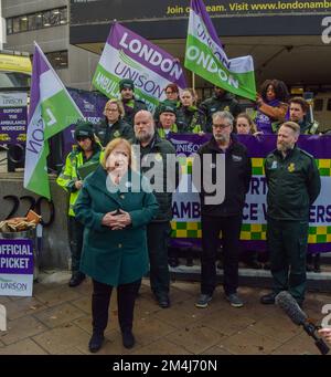 Londra, Regno Unito. 21st dicembre 2022. Christina Mcannea, segretario generale di Unison, parla con i media al di fuori della sede centrale del London Ambulance Service mentre migliaia di personale dell'ambulanza e paramedici iniziano il loro sciopero in una disputa sulle retribuzioni e le condizioni. Foto Stock
