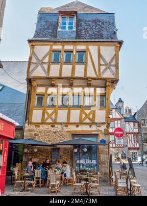 Casa a graticcio sul Pl. Piazza Saint-Pierre nel centro storico, vicino alla Cattedrale di Saint-Pierre, Vannes, Dipartimento Morbihan, Francia Foto Stock