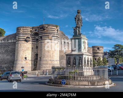 Statua di Rene di Angiò al crocevia di fronte ai pericoli Chateau, le cui pareti possono essere viste sullo sfondo, Angers, Maine-et-Loire Foto Stock
