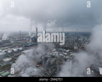 Parco chimico dell'industria pesante. Dormagen produzione e produzione di diversi prodotti chimici. Agenti di protezione delle colture, polimeri, plastiche e. Foto Stock