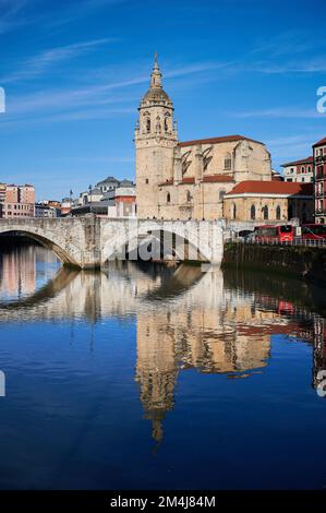 Vista sul fiume Nervion, sul ponte di San Anton e sulla chiesa di San Anton a Bilbao, Bilbao, Biscaglia, Paesi Baschi, Euskadi, Spagna, Europa Foto Stock