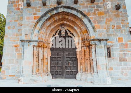 Dettagli del portale. L''Iglesia de Santa María de la Oliva è una chiesa in pietra del 13th° secolo situata a Villaviciosa. La chiesa in pietra gotica è stata completata in spagnolo Foto Stock