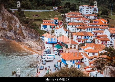 Il villaggio di pescatori di Tazones, Principato delle Asturie, Spagna, Europa Foto Stock