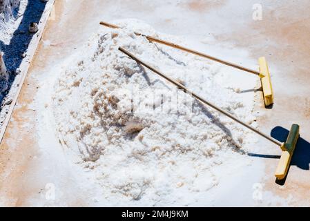 Sale accatastato in una padella di sale. Salt Valley di Añana. Añana, Álava, Paesi Baschi, Spagna, Europa Foto Stock