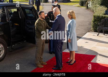 Washington, Stati Uniti. 21st Dec, 2022. Il Presidente Joe Biden e la prima signora Dr. Jill Biden salutano il Presidente dell'Ucraina Volodymyr Zelensky all'arrivo alla Casa Bianca 21 dicembre 2022 a Washington DC. Foto di Ken Cedeno/Sipa USA Credit: Sipa USA/Alamy Live News Foto Stock