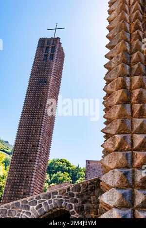 Le tre torri che compongono il complesso, quella con il campanile, a pochi metri di distanza, e le altre due che incorniciano la facciata, sono di massima limità Foto Stock