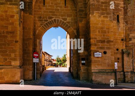 Porta San Juan, uno degli ingressi della città murata. LaGuardia, Álava, Paesi Baschi, Spagna, Europa Foto Stock