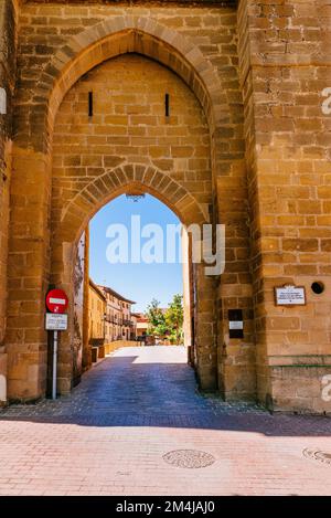 Porta San Juan, uno degli ingressi della città murata. LaGuardia, Álava, Paesi Baschi, Spagna, Europa Foto Stock