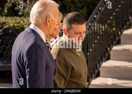 Washington DC. Il 21 dicembre 2022, il presidente Joe Biden e la prima signora Dr. Jill Biden salutano il presidente dell'Ucraina Volodymyr Zelensky all'arrivo alla Casa Bianca il 21 dicembre 2022 a Washington DC. Foto di Ken Cedeno/Pool/ABACAPRESS.COM Foto Stock