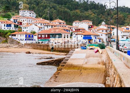 Il villaggio di pescatori di Tazones, Principato delle Asturie, Spagna, Europa Foto Stock