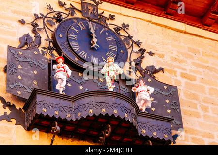 Facciata nuovo Municipio, Plaza Mayor, piazza principale. Orologio a scimpanzé con automata che a 12, 14, 17 e 20 ore danza al ritmo di una sfilata tipica di Foto Stock