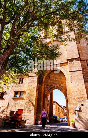 Porta San Juan, uno degli ingressi della città murata. LaGuardia, Álava, Paesi Baschi, Spagna, Europa Foto Stock