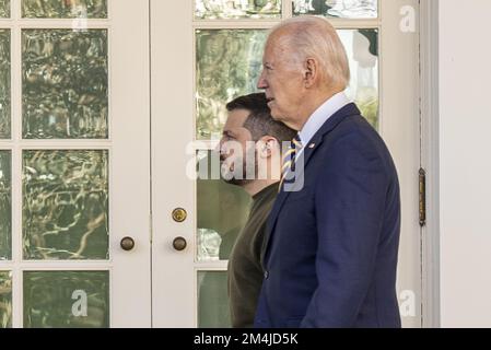 Washington, Stati Uniti. 21st Dec, 2022. Il presidente Joe Biden cammina con l'Ucraina il presidente Volodymyr Zelensky lungo il colonnato prima di riunirsi nell'Ufficio ovale della Casa Bianca a Washington DC mercoledì 21 dicembre 2022. Foto di Ken Cedeno/UPI Credit: UPI/Alamy Live News Foto Stock