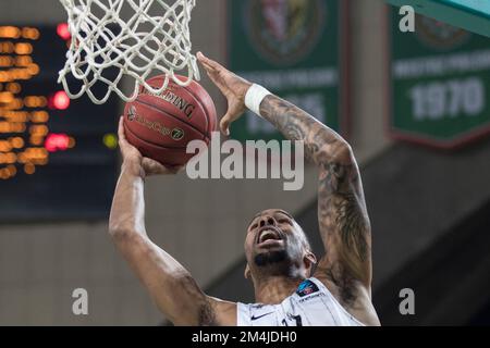 Wroclaw, Polonia, 21st dicembre 2022. 7days Eurocup: WKS Slask Wroclaw (camicie verdi) vs Dolomiti energia Trento (camicie bianche) in Centennial Hall. Foto: #17 Mattia UDOM © Piotr Zajac/Alamy Live News Foto Stock