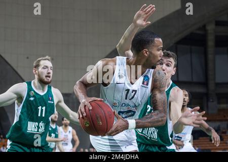 Wroclaw, Polonia, 21st dicembre 2022. 7days Eurocup: WKS Slask Wroclaw (camicie verdi) vs Dolomiti energia Trento (camicie bianche) in Centennial Hall. Foto: #17 Mattia UDOM © Piotr Zajac/Alamy Live News Foto Stock