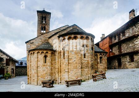 Santa Maria de Taüll è una chiesa romanica situata nel territorio di Vall de Boí. Taüll, Vall de Boí, Lérida, Catalogna, Spagna, Europa. Foto Stock