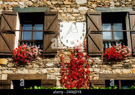 Architettura tradizionale nelle strade di Taüll, Vall de Boí, Lérida, Catalogna, Spagna, Europa. Foto Stock