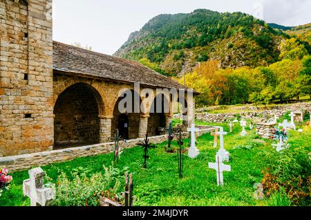 Cimitero e portico. Chiesa di Santa Eulalia de Erill-la-Vall, è una chiesa romanica situata nel territorio di Vall de Boí. Erill la Vall, Vall de Foto Stock