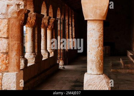 Atrio della chiesa di Nuestra Señora del Rivero, della Virgen del Rivero o, semplicemente, del Rivero, una chiesa romanica del 12th ° secolo. San Est Foto Stock