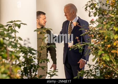 Washington, Stati Uniti. 21st Dec, 2022. Il presidente Joe Biden cammina con l'Ucraina il presidente Volodymyr Zelensky giù il colonnato prima di incontrare nell'Ufficio ovale della Casa Bianca 21 dicembre 2022 a Washington DC. Foto di Ken Cedeno/Sipa USA Credit: Sipa USA/Alamy Live News Foto Stock