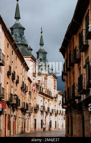 Calle Mayor - strada principale. Burgo de Osma, Soria, Castilla y León, Spagna, Europa Foto Stock