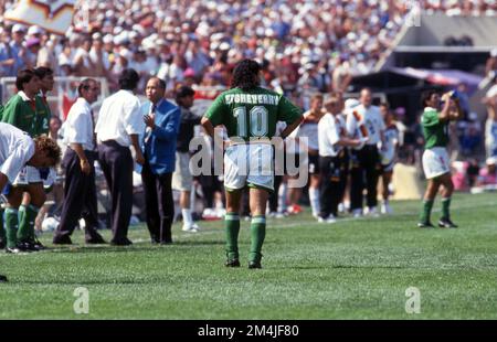 Dallas, Vereinigte Staten. 21st Dec, 2022. firo, archivio 06/17/1994 foto, archivio foto, archivio foto calcio, Calcio, COPPA DEL MONDO 1994 Stati Uniti, 94 fase di gruppo, gruppo C Germania - Bolivia 1:0 Marco Etcheverry, ottiene, il, rosso, carta, Credito di uscita: dpa/Alamy Live News Foto Stock