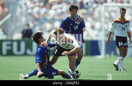 Dallas, Vereinigte Staten. 21st Dec, 2022. firo, 06/27/1994 archivio immagine, archivio foto, archivio, archivio foto calcio, Calcio, COPPA DEL MONDO 1994 USA, 94 fase di gruppo, gruppo C Germania - Corea del Sud 3:2 duelli, Guido Buchwald Credit: dpa/Alamy Live News Foto Stock