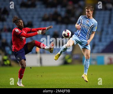 Brandon Thomas-Asante di West Bromwich Albion (a sinistra) e ben Sheaf di Coventry City combattono per la palla durante il Campionato Sky Bet presso la Coventry Building Society Arena di Coventry. Data immagine: Mercoledì 21 dicembre 2022. Foto Stock