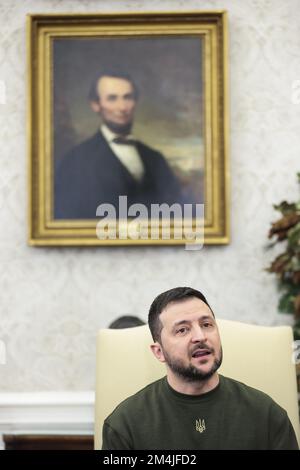 Washington, Stati Uniti. 21st Dec, 2022. Il Presidente ucraino Volodymyr Zelenskyy interviene durante un incontro bilaterale con il Presidente Joe Biden nell'Ufficio ovale alla Casa Bianca il 21 dicembre 2022? A Washington, DC. (Foto di Oliver Contreras/Sipa USA) Credit: UPI/Alamy Live News Foto Stock