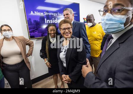 Los Angeles, Stati Uniti. 21st Dec, 2022. Il sindaco di Los Angeles Karen Bass ha firmato una direttiva esecutiva per modificare l'approccio di accampamento DI LOS ANGELES. Ciò aiuterà gli individui senza tetto a vivere sugli accampamenti della strada a trovare un alloggio permanente. 12/21/2022 Los Angeles, CA., USA (Photo by Ted Soqui/SIPA USA) Credit: Sipa USA/Alamy Live News Foto Stock