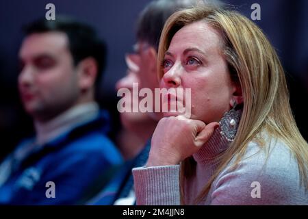 Roma, Italia. 17th Dec, 2022. Giorgia Meloni, primo Ministro e leader italiano dei Fratelli d'Italia, a Roma il 17 dicembre 2022 in occasione del decimo anniversario di Fratelli d'Italia, ascolta i discorsi dei leader della Coalizione di Centro destra Silvio Berlusconi e Matteo Salvini. (Foto di Riccardo Fabi/Pacific Press) Credit: Pacific Press Media Production Corp./Alamy Live News Foto Stock