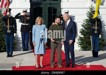 Washington, US, 21/12/2022, il presidente degli Stati Uniti Joe Biden e la prima signora Dr. Jill Biden danno il benvenuto al presidente ucraino Volodymyr Zelenskyy alla Casa Bianca di Washington, DC mercoledì 21 dicembre 2022. Credit: Chris Kleponis/CNP /MediaPunch Foto Stock